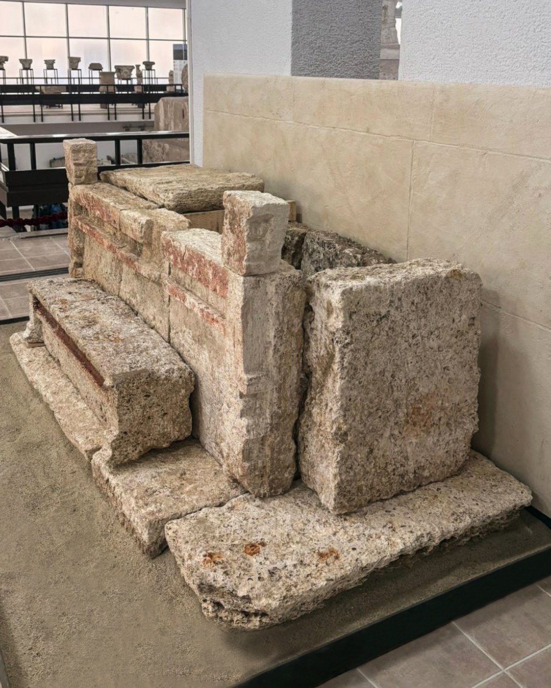 Patul funerar descoperit vara trecută în Callatis, expus recent la Muzeul Național de Istorie; astfel de paturi utilizate la simpozioane și banchete ritualice cu vin
