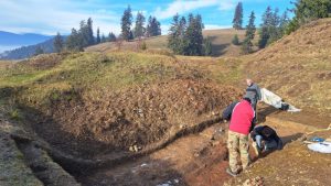 Trei noi revelații la situl preistoric de la Dâmbul Cetăţii din Harghita; artefacte datate de acum 6500 de ani, până în epoca dacică și romană