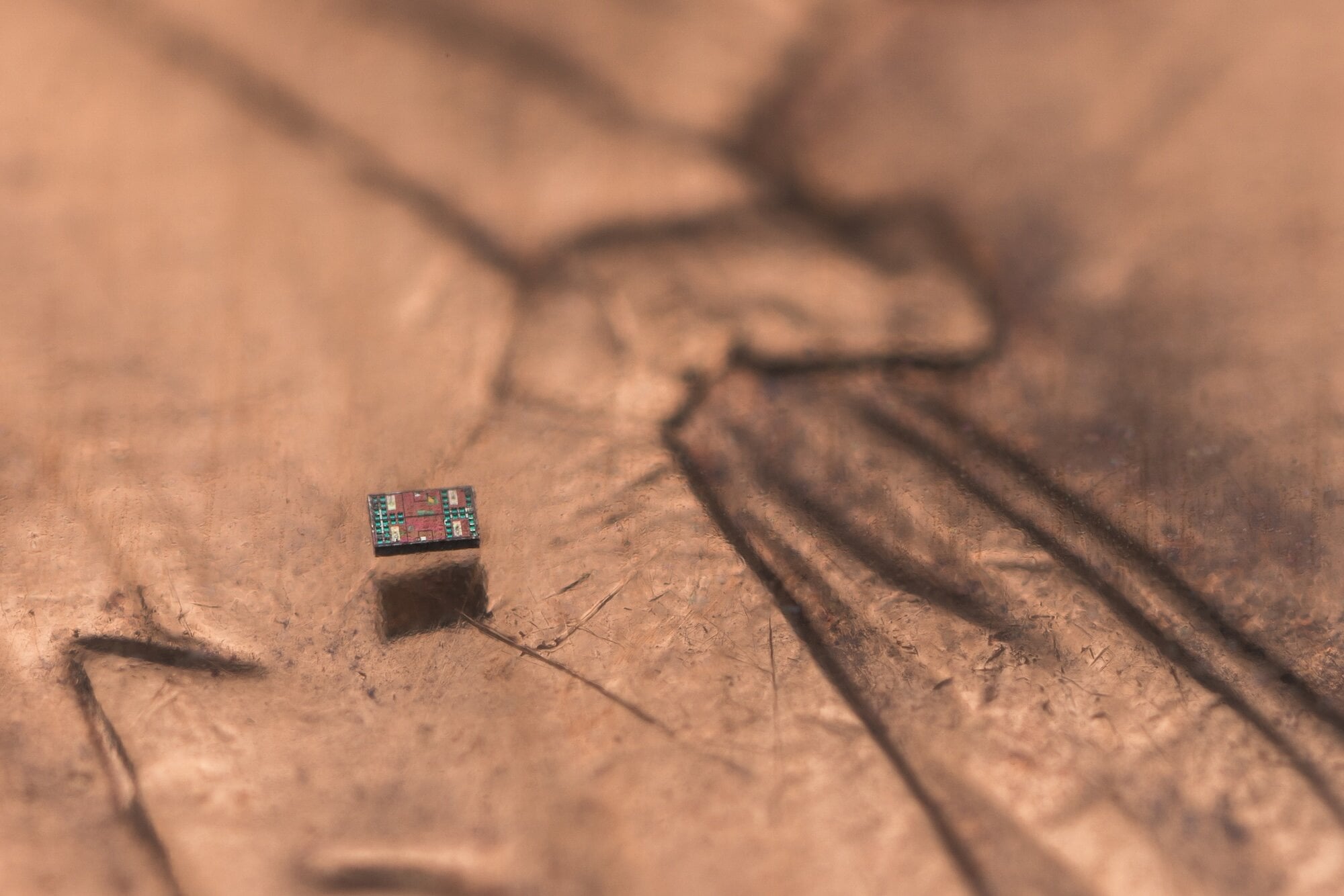 Un salt uimitor în domeniul nanotehnologiei: robotul microscopic programabil, de dimensiunea unui bob de sare Într-o realizare fără precedent, o echipă de cercetători din Statele Unite a reușit să creeze un robot microscopic atât de mic încât poate sta chiar pe vârful unui deget, pe creasta unei amprente digitale