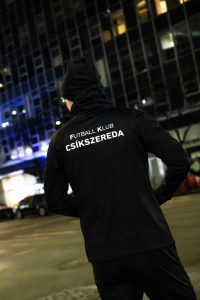 Ministrul de Externe al Ungariei se antrenează făcând jogging în New York purtând echipament de la clubul de fotbal Csikszereda / „La Miercurea Ciuc e de obicei mai rece”