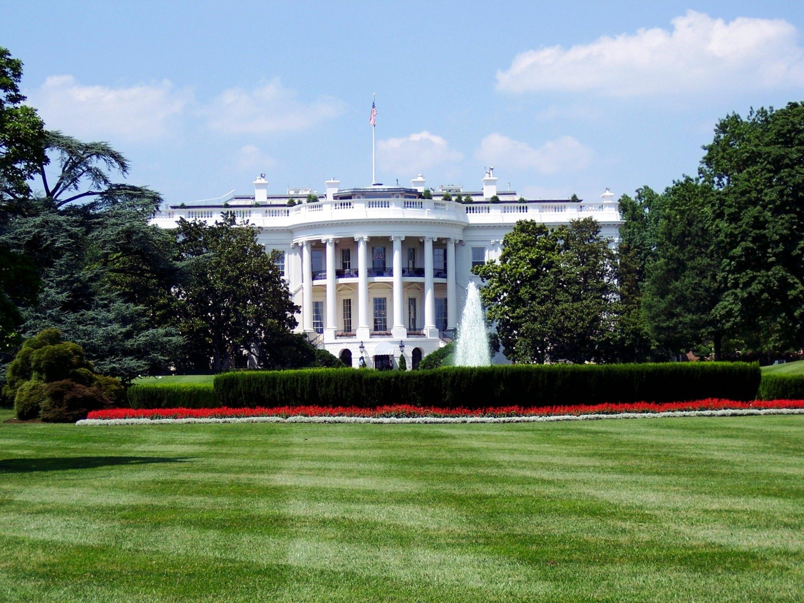 [ad_1] Președintele Statelor Unite, Donald Trump, a anunțat că fiul său cel mare, Donald Trump Jr., a acceptat propunerea de căsătorie a Bettinei Anderson, o celebritate din lumea mondenă din Palm Beach