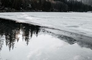 Doi copii din Vaslui au murit înecați în lacul Tăcuta în timp ce mergeau pe gheață alături de un grup de colindători și de tatăl lor”