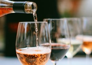 Alimentă-te înainte de a consuma alcool de sărbători, hidratează-te între băuturi și evită să consideri că vinul este mai benefic pentru sănătate / Specialist: „Nu există pastilă magică pentru a te trezi după băut”