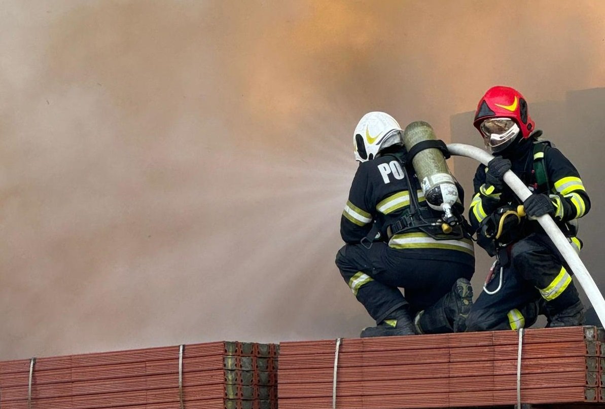 [ad_1] Aproximativ o sută de canari au murit într-un incendiu care a distrus o casă din satul Băiceni, situat în comuna Curteşti, din județul Botoșani, conform informațiilor furnizate de autoritățile de intervenție în situații de urgență, citate de agenția de știri Agerpres