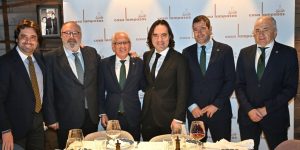 Iată câteva variante reformulate ale titlului tău:

* “Nu se ridică la nivelul său ca antrenor”
* “Lipsește mult până la nivelul său de pregătire”
* “Nu îi este pe măsură ca instructor”
* “Nu se apropie de standardele sale ca antrenor”
* “Nu îndeplinește așteptările sale ca pregătitor”

Sper că aceste variante îți sunt de ajutor!