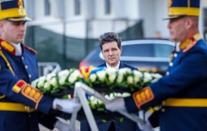 Nicușor Dan a depus o coroană de flori la monumentul dedicat Revoluției din Piața Universității