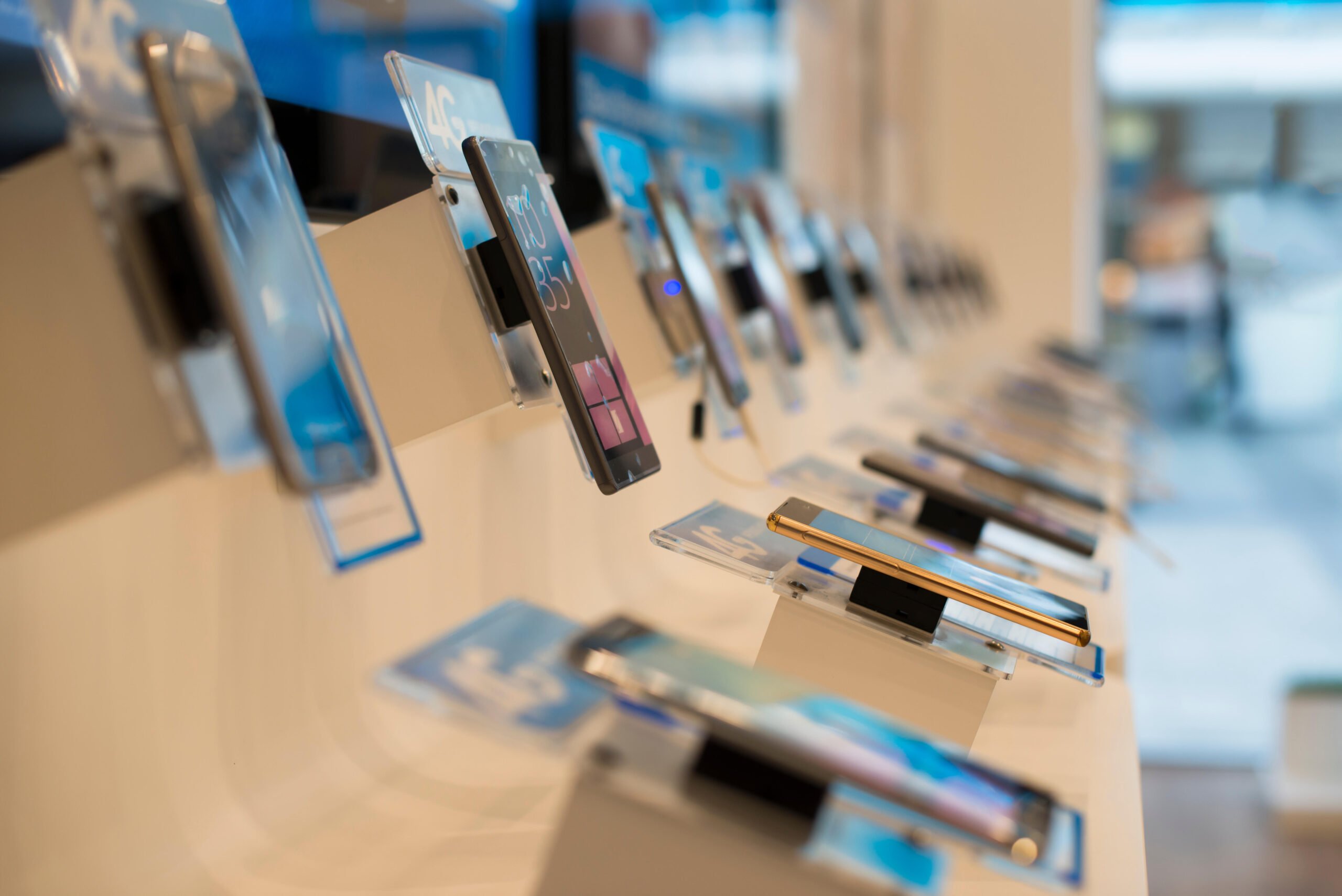 Inspecția Muncii intenționează să achiziționeze 3.500 de laptopuri și telefoane în valoare totală de 11 milioane de lei, cu specificații adecvate nevoilor sale