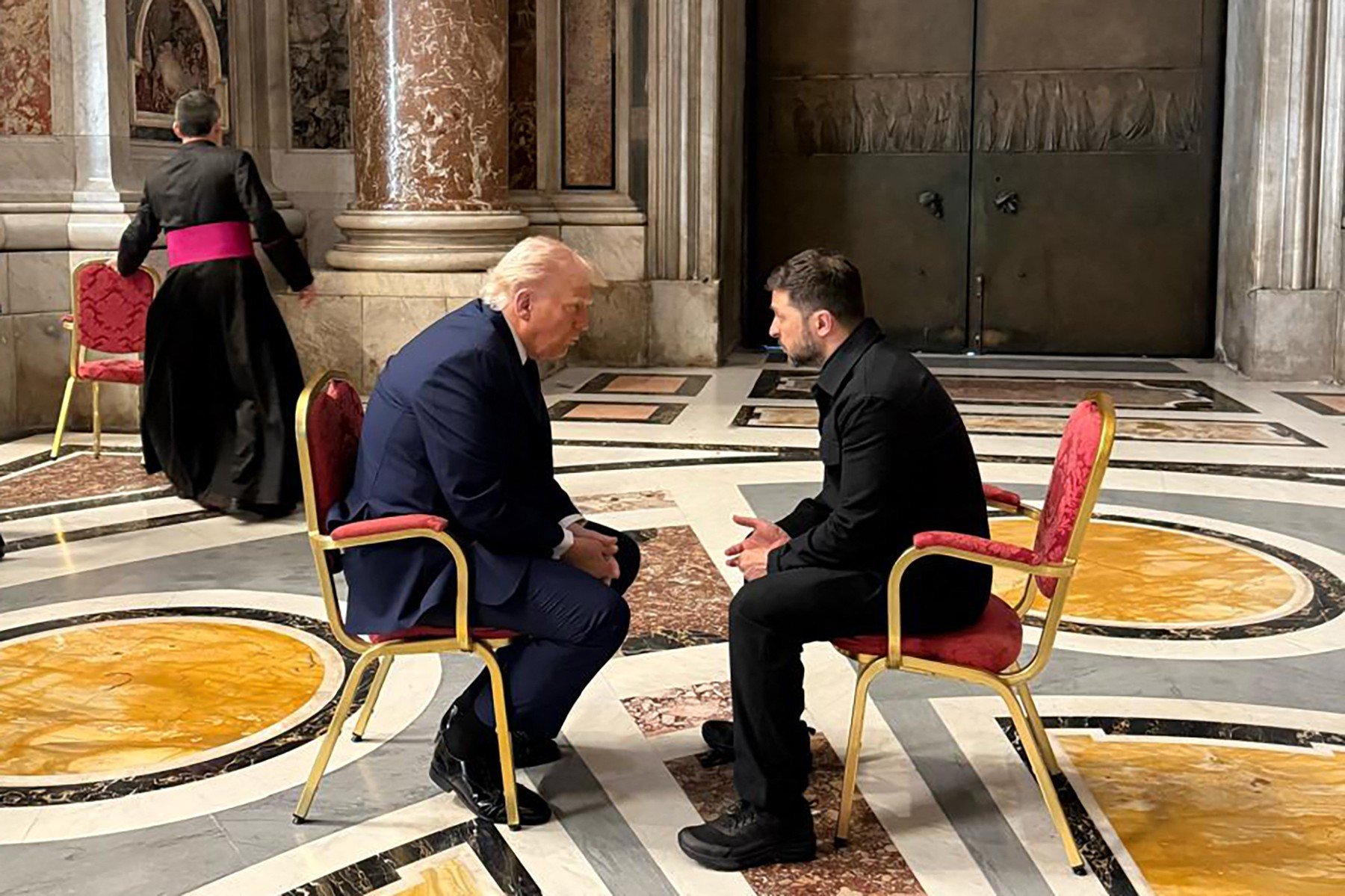 Președintele Zelenski și fostul președinte Trump se întâlnesc în Florida pentru discuții despre un plan de pace”
