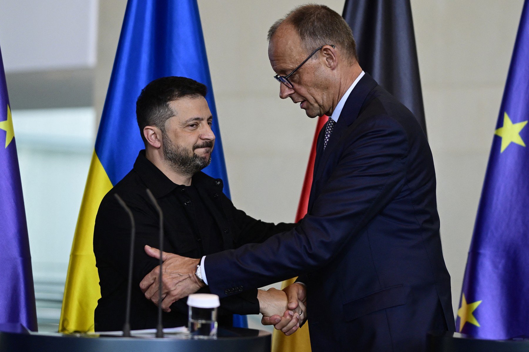 Berlinul respinge relaxarea sancțiunilor impuse Rusiei, după anunțul lui Trump Cancelarul german Friedrich Merz a reacționat ferm marți la zvonurile privind o posibilă relaxare a sancțiunilor împotriva Rusiei, după ce fostul președinte american Donald Trump a sugerat ridicarea temporară a restricțiilor pentru companiile petroliere rusești