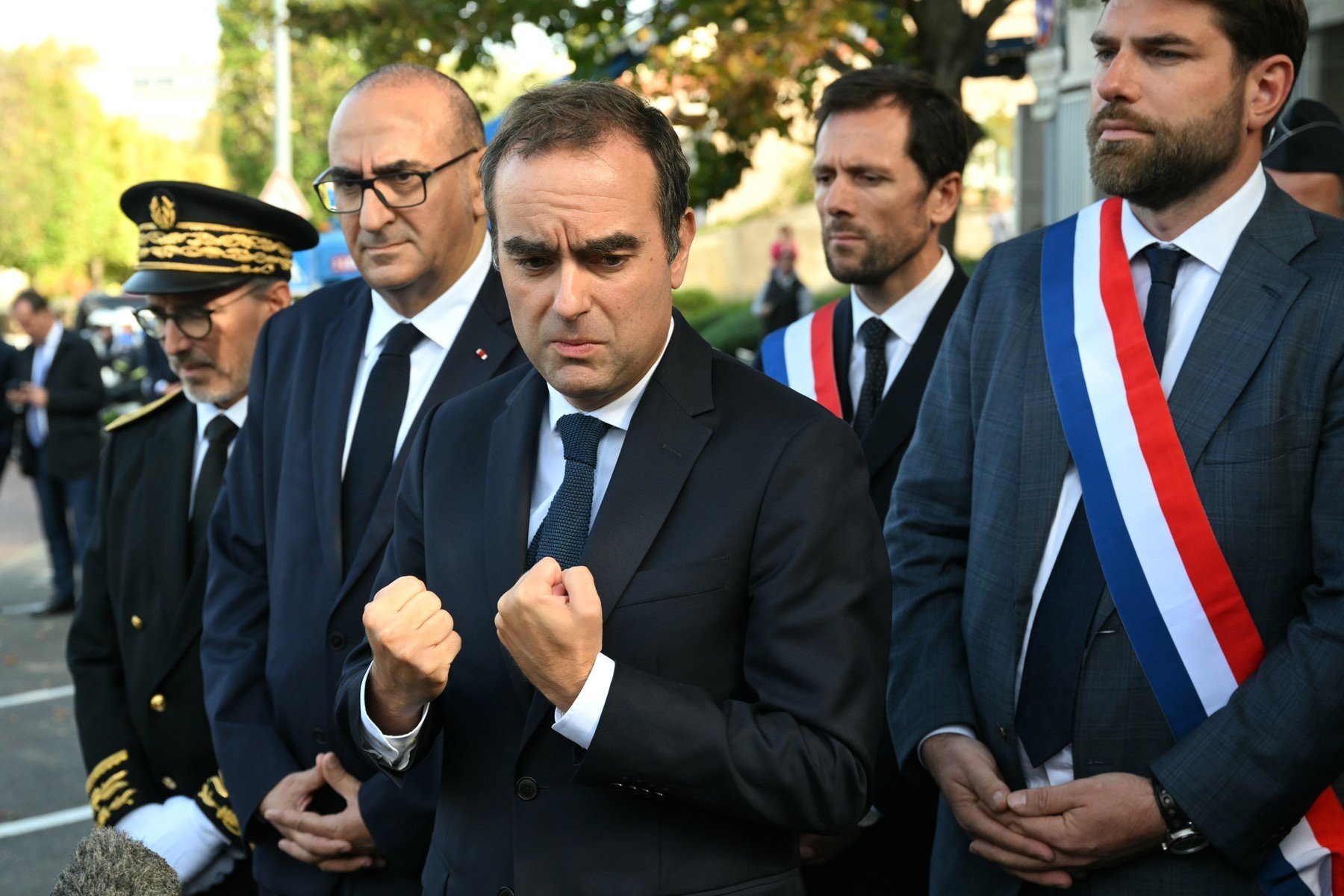 Prim-ministrul francez Sébastien Lecornu a emis un ordin neașteptat pentru pregătirea alegerilor legislative anticipate în luna martie viitor, o decizie care vine pe fondul unei crize politice acute în hexagon, pe măsură ce Adunarea Națională se află în pragul unor dezbateri tensionate privind moțiuni de cenzură
