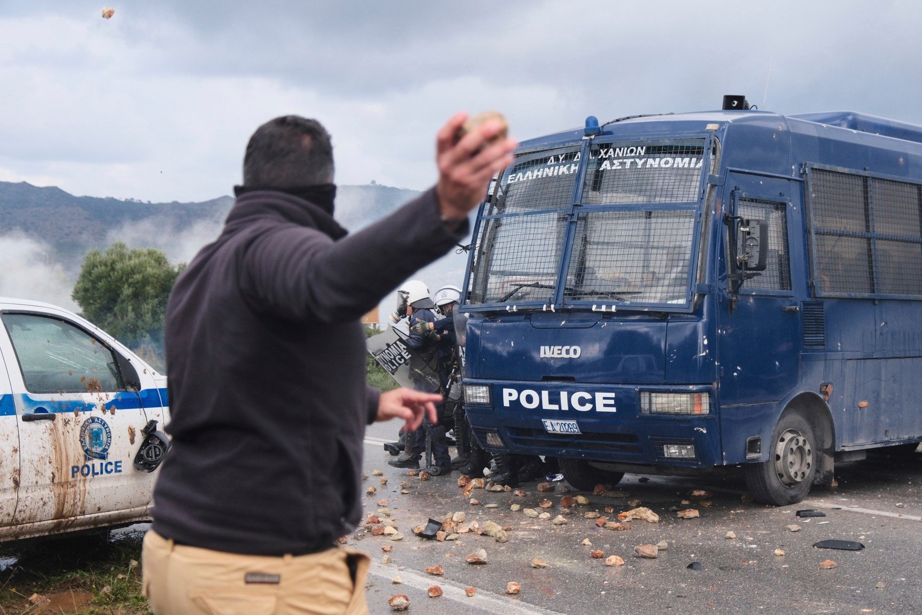 Imagini din Creta: confruntări tensionate între fermieri revoltați și forțele de ordine în timpul protestelor agricole naționale împotriva întârzierilor la plata subvențiilor, cu aeroporturile din Heraklion și Chania blocate.