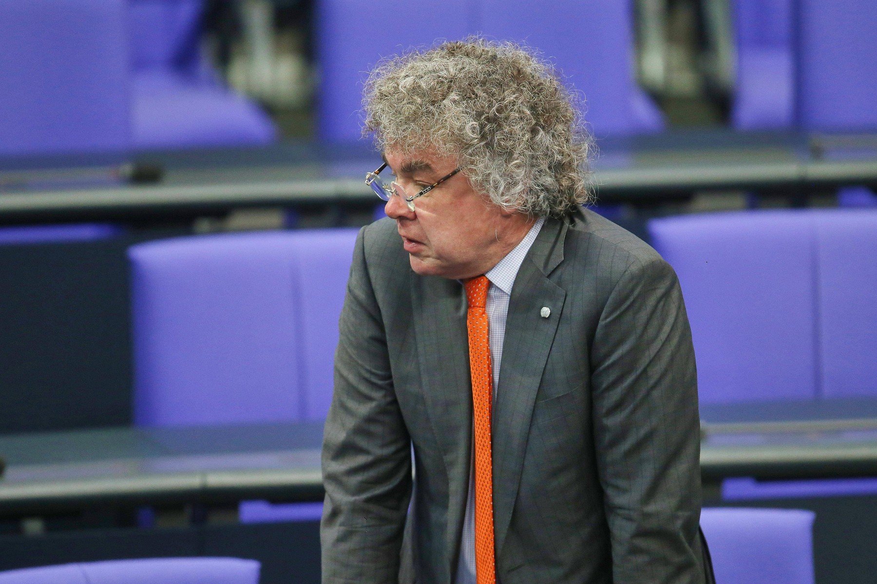 [ad_1] Parchetul din Berlin a deschis un dosar penal împotriva politicianului de extremă dreaptă Matthias Moosdorf, acuzat că ar fi executat salutul nazist în sala Parlamentului german, însoțit de o mișcare cu călcâiul