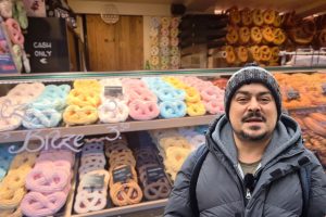 Video: DescoperăOferta Târgului de Crăciun din Salzburg – Bomboanele Mozart, Cârnații Bosna, Clătitele, Turtă Dulce și Aluaturi în Formă de Covrig Bavarez