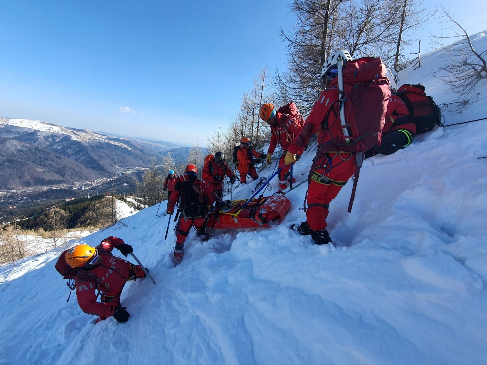 Traficul pe muntele înzăpezit devine tot mai agresiv, iar intervențiile salvamontiștilor au atins cote alarmante, într-o perioadă în care zăpada abundentă și temperaturile scăzute pun accent pe necesitatea precauției