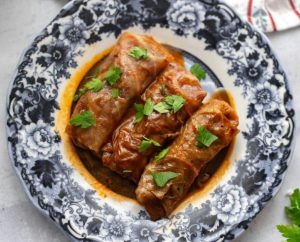 Rezultate sondaj G4FOOD: aproape o treime dintre participanți consideră sarmalele simbolul gastronomiei românești; poziția micilor, papanașilor și fasolei cu ciolan în preferințele culinare