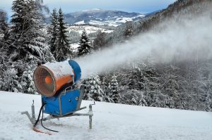 Zăpadă artificială este generată în Masivul Postăvarul; data oficială a deschiderii sezonului de schi în Poiana Brașov rămâne incertă