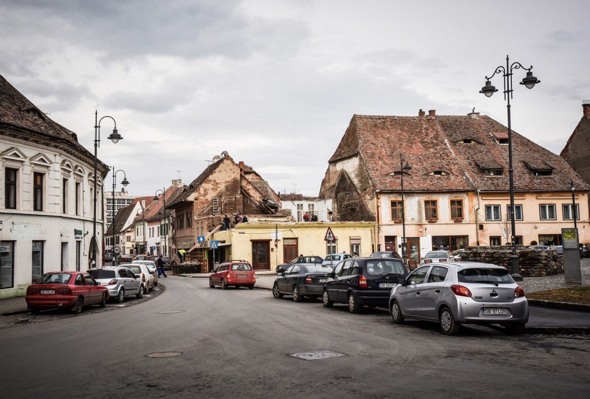 Părinții din Sibiu investesc anual 1,5 milioane de euro pentru transportul zilnic al copiilor cu mașina proprie / „Cum și când vom rezolva problema aglomerației?”