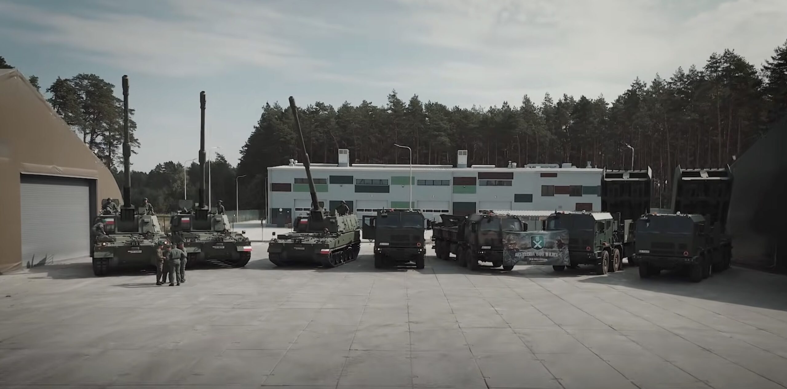 Polonia își consolidează autonomia militară printr-un acord de sute de milioane de euro pentru programul de rachete Homar-K Polonia a făcut un pas semnificativ către întărirea capacităților sale de apărare, semnând un contract în valoare de peste 14 miliarde de zloți (aproximativ 3,3 miliarde de euro), destinat dezvoltării și producției interne de rachete ghidate de precizie