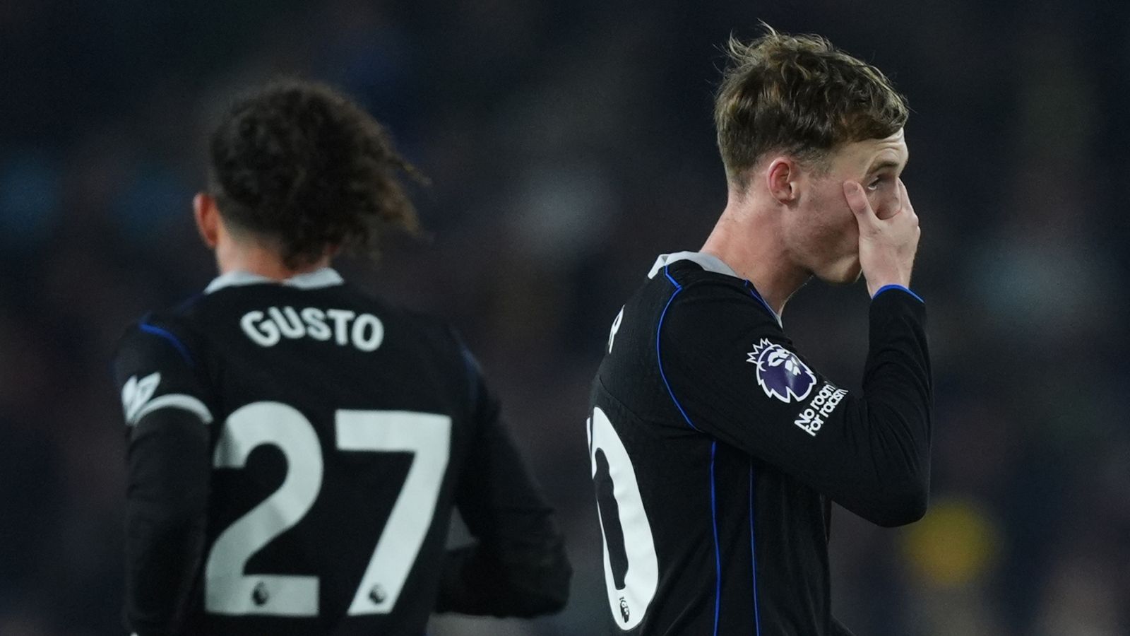 Echipele de fotbal Leeds si Chelsea s-au intalnit intr-un meci tensionat, in urma caruia Leeds a obtinut o victorie convingatoare cu scorul de trei la unu.