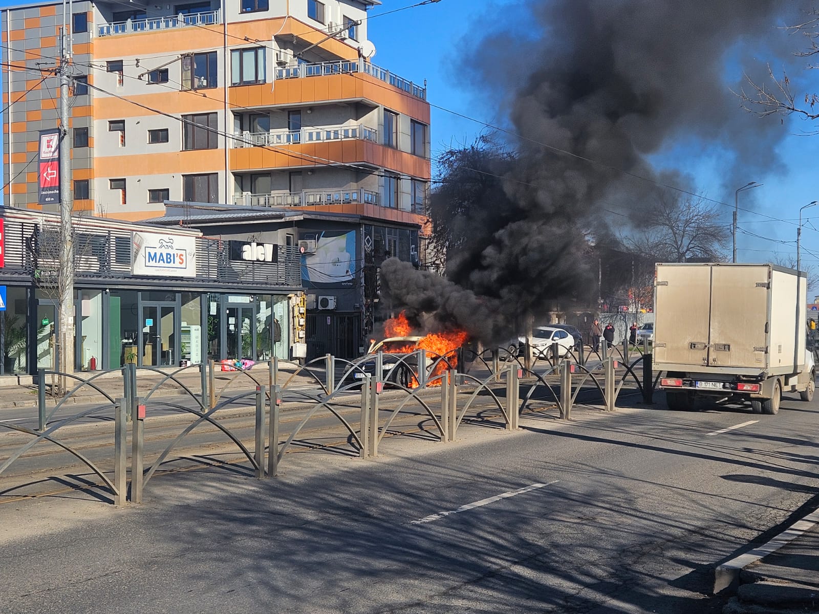 Trafic blocat pe Şoseaua Colentina, după un autovehicul cuprins de flăcări Luni, în jurul prânzului, o situație deosebit de tensionată a blocat traficul pe una dintre cele mai aglomerate artere din București, Șoseaua Colentina