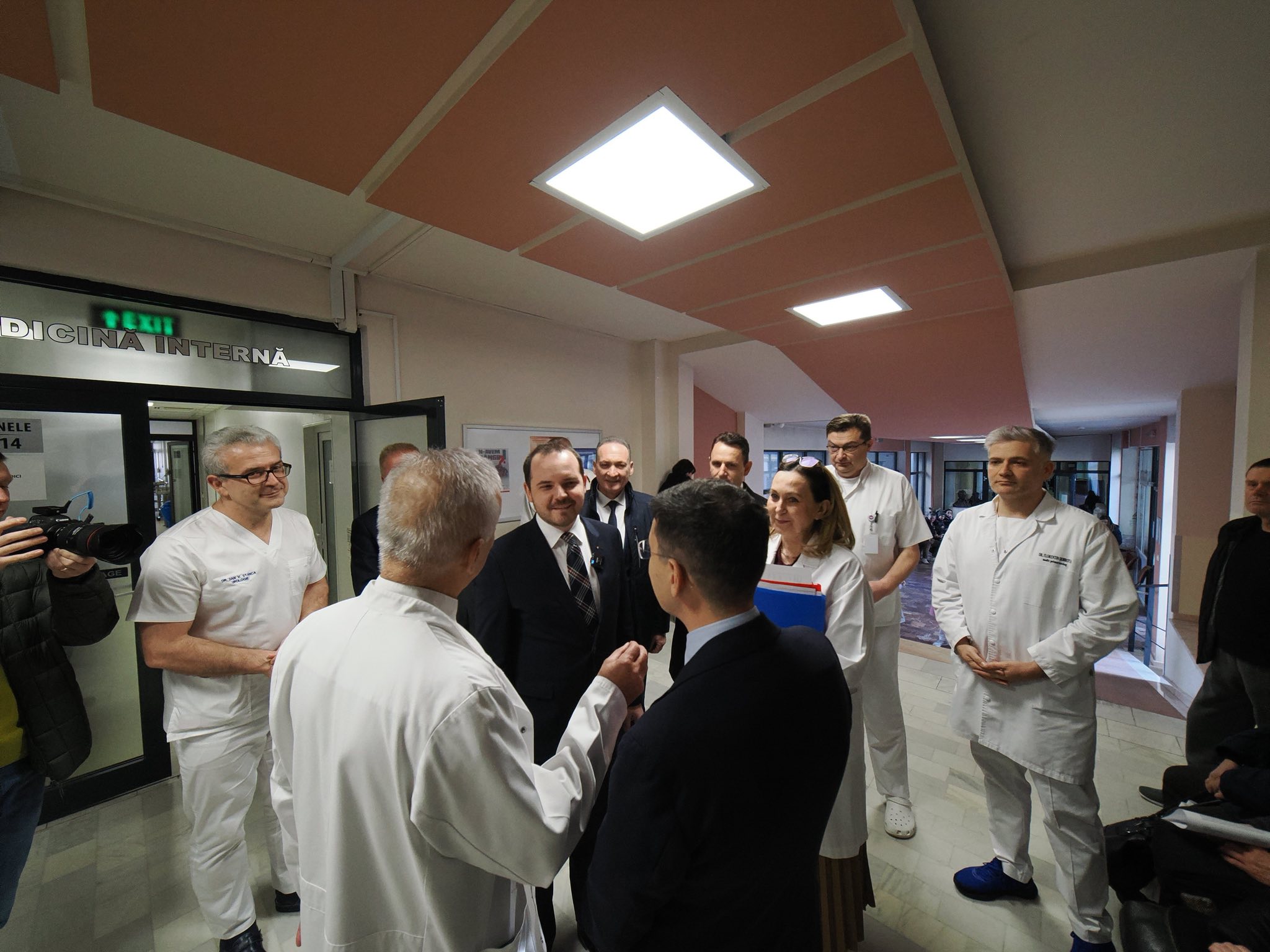 [ad_1] Premieră în sistemul public de sănătate din România: Spitalul Municipal Cluj a anunțat implementarea tehnologiei de chirurgie robotică, marcând un pas important în inovația medicală națională