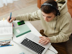 Profesorii reiau examenele orale pentru a combate trișatul cu AI