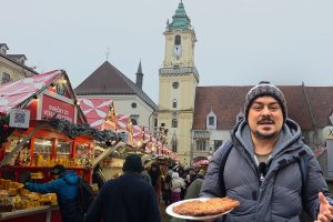 VIDEO | Adaugă-mi măghiran de Crăciun sub brad! Specialități culinare de la târgul de Crăciun din Bratislava