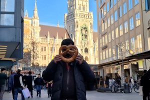 VIDEO | Târgul de Crăciun din München se remarcă prin prezența producătorilor locali și a artizanilor / Covrigul bavarez, emblematic pentru gastronomia tradițională / Prețul vinului fiert în oferta evenimentului