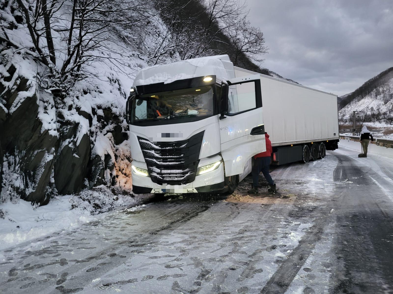 Traficul rutier pe DN 7, ruta turistică cunoscută sub denumirea de Valea Oltului, s-a blocat semnificativ în această seară din cauza condițiilor meteo extrem de dificile și a unor accidente rutiere