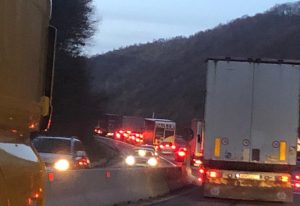 Trafic oprit total pe Valea Oltului, în zona Călimănești, după ce o cisternă cu materiale inflamabile s-a răsturnat în cursul zilei