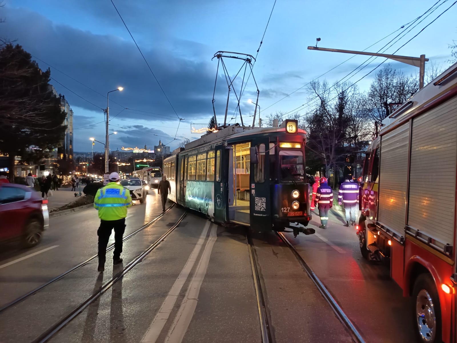 [ad_1] Pompierii din cadrul Inspectoratului pentru Situații de Urgență „Mihail Sturdza” Iași au intervenit joi după-amiază pentru a gestiona un accident rutier în municipiul Iași, pe strada Palat, în apropiere de Pizzeri „Domnești”