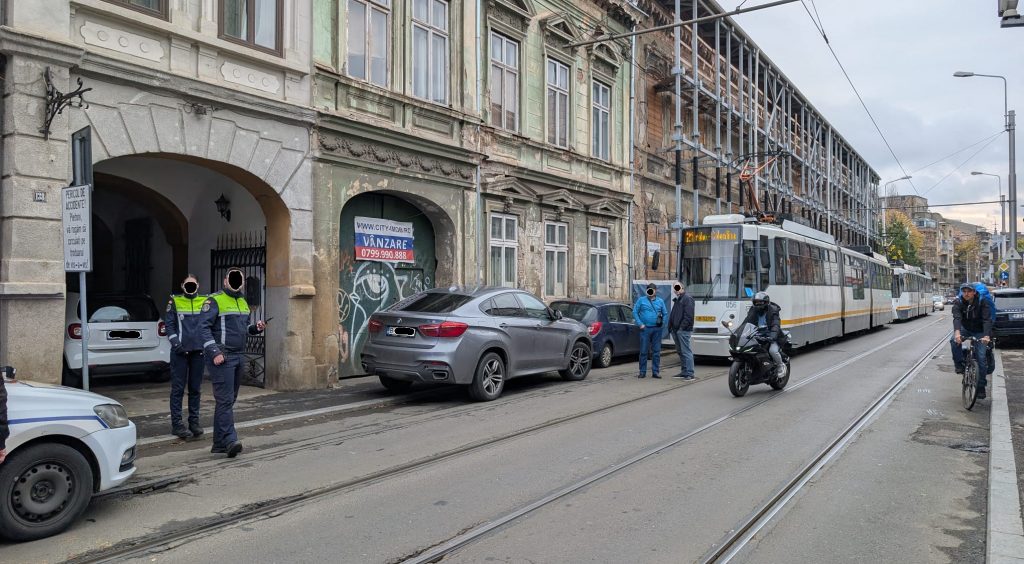 Vehiculele parcate pe linia de tramvai au generat întârzieri totale de 829 de minute în acest an. Care sunt străzile cele mai afectate | Club Feroviar