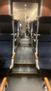 Pasagerii trenului spre Aeroportul Otopeni, blocați în câmp de peste 90 de minute, se revoltă din cauza riscului de a pierde zborurile