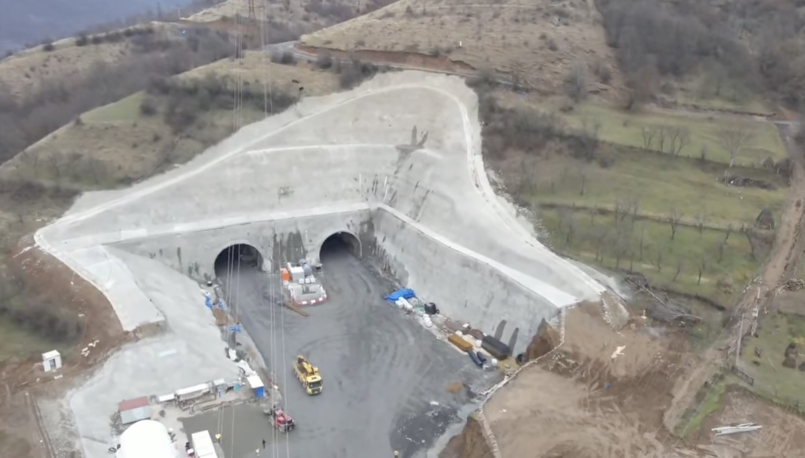 Se pregătesc startul construcției tunelului Poiana pe Autostrada A1 Sibiu-Pitești; Progres în lucrările la tunelul Robești în cadrul DRDP Craiova