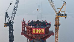 China ridică un nou „zgârie-nori” în mare: cel mai înalt pilon din lume