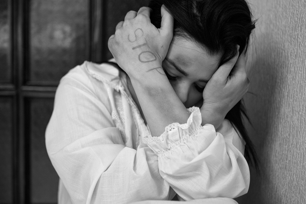 [ad_1] Un bărbat de 57 de ani, profesor, a fost reținut pentru 24 de ore de către autorități, după ce ar fi violat o studentă la finalul unui examen, conform informațiilor furnizate de o agenție de știri