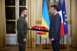 Președintele ucrainean Volodimir Zelenski soseste la Paris pentru întâlnirea cu Emmanuel Macron, în contextul unei presiuni militare și politice intense