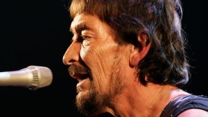 Cântărețul și compozitorul britanic Chris Rea, celebru pentru hitul “Driving Home for Christmas”, a încetat din viață la vârsta de 74 de ani.