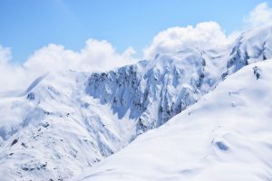 Avertizare de riscuri moderate de avalanșe în Carpații Meridionali, peste 1.800 de metri, între 25 și 27 decembrie, conform prognozelor meteorologice