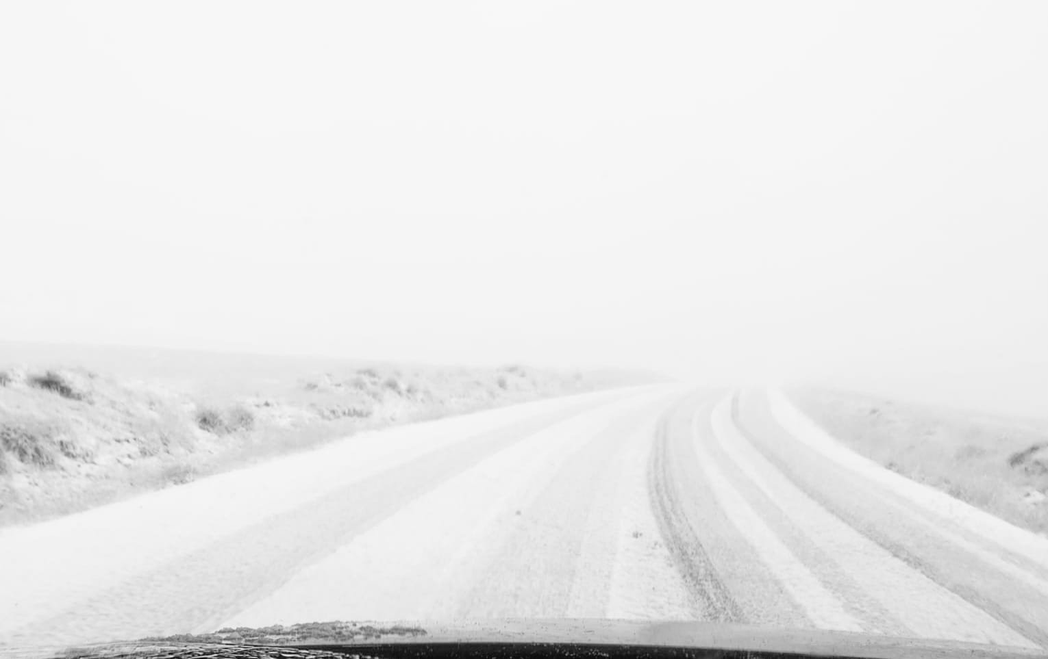 Traficul rutier în Maramureș, dar și în zonele montane din nordul țării, a fost grav perturbat în ultimele ore din cauza ninsorilor abundente și a poleiului, imprejmuind astfel situația de urgență anunțată de autoritățile locale