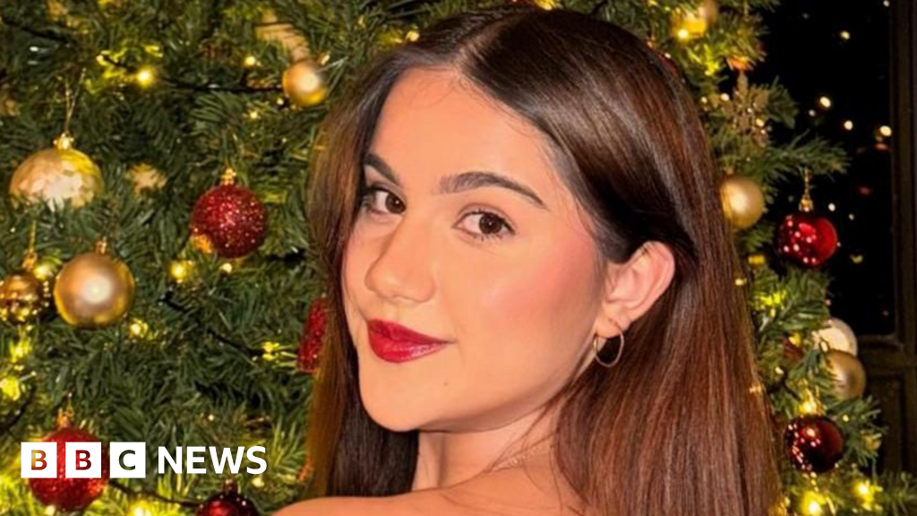 Trecerea limitei: O femeie acuză AI-ul lui Elon Musk de sexualizare fără consimțământ Samantha Smith a devenit vocea unui protest împotriva abuzului digital, după ce o imagine a ei a fost modificată de AI-ul Grok, dezvoltat de compania XAI, pentru a o prezenta într-o postură indecentă, fără acordul ei