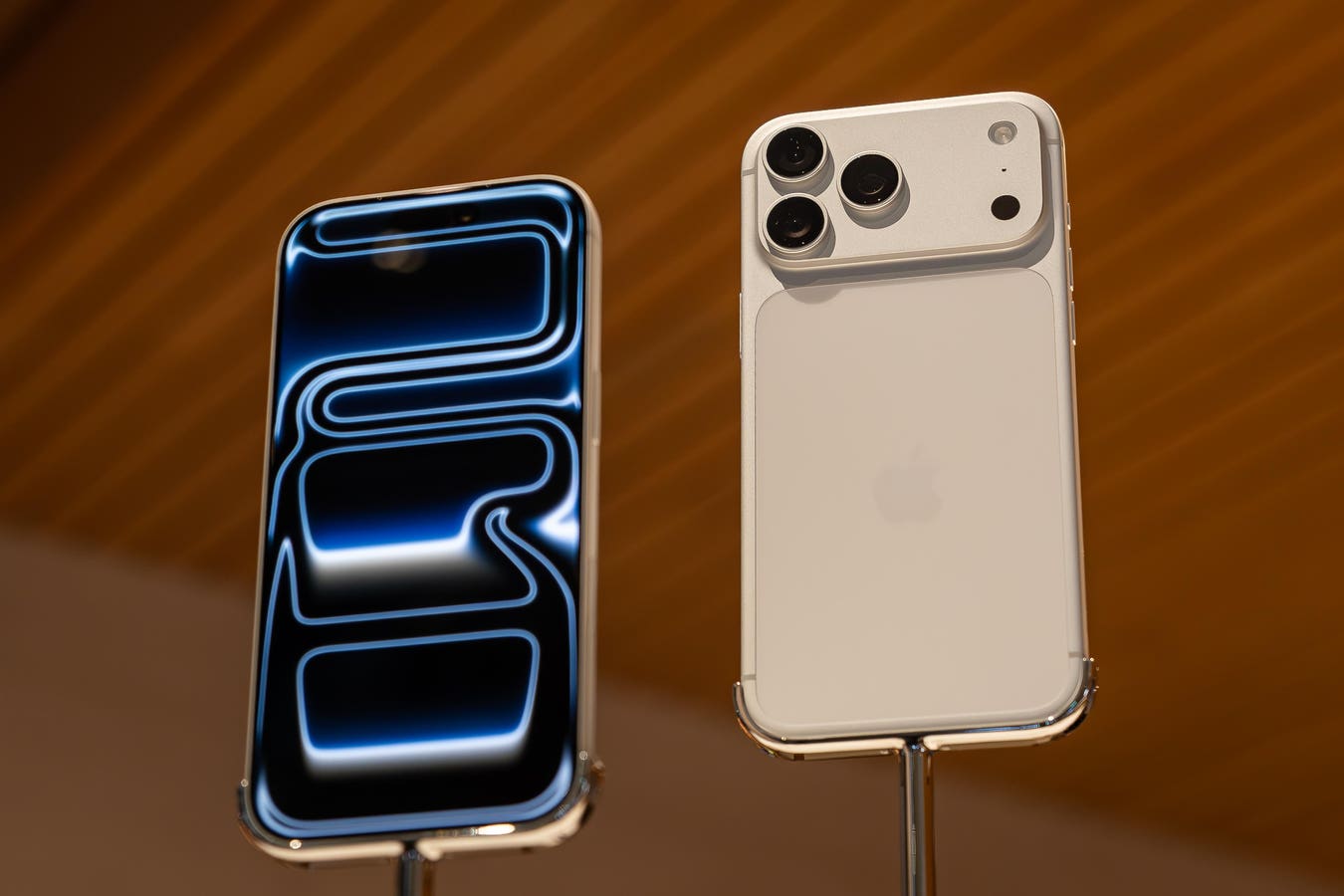 Apple pregătește o revizuire radicală a iPhone-ului, începând cu modelul 18 Pro Apple se pregătește să lanseze o serie de inovații remarcabile în cadrul următoarei generații de iPhone, în special pentru modelele 18 Pro și 18 Pro Max