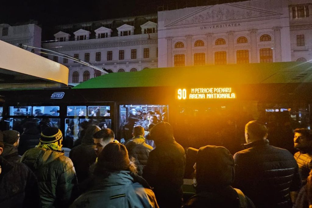 Fenerbahce în București: Atmosferă caldă și momente tensionate înainte de meci Suporterii echipei Fenerbahce s-au adunat în Centrul Vechi din București cu câteva ore înainte de meciul cu FCSB, manifestându-și entuziasmul printr-o petrecere efervescentă, sub supravegherea jandarmilor