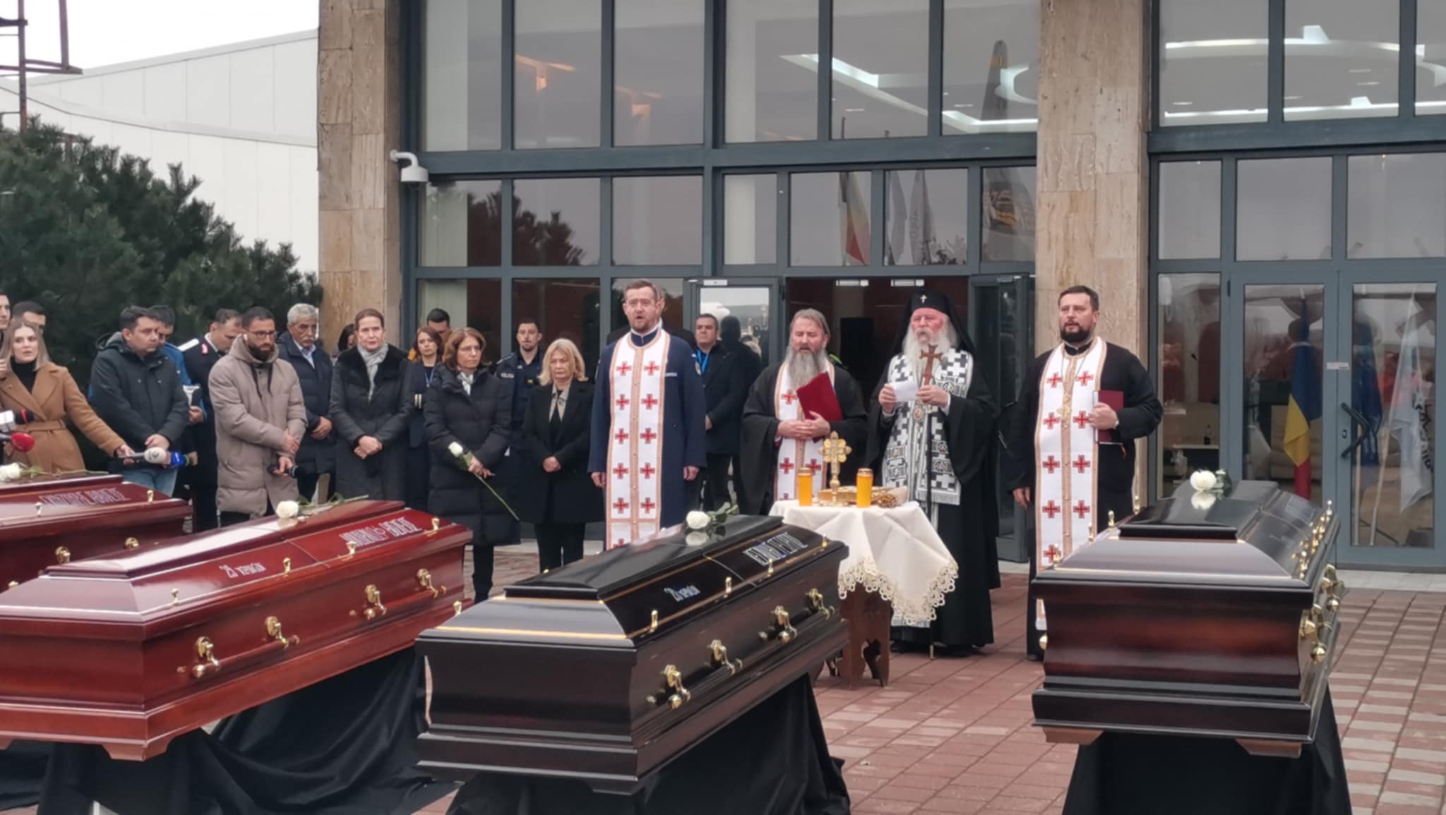 Tragedie dublă în familia celor implicați în accidentul rutier de la granița României Două veste extrem de trăznet s-au răspândit în ultimele ore în rândul rudelor și apropiaților celor șapte suporteri ai echipei grecești PAOK, care și-au pierdut viața în urmă cu câteva zile într-un accident rutier grav, produs în zona frontierei româno-maghiare