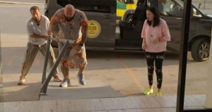 Cătălin Zmărăndescu, show de neuitat: Balustradă furată prin spital!