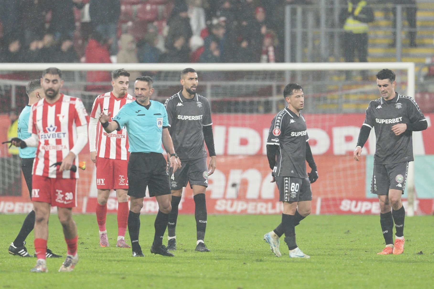 Rapid București a obținut o victorie importantă în cadrul Superligii, impunându-se cu 2-1 în fața formației antrenate de Adrian Mihalcea, UTA Arad
