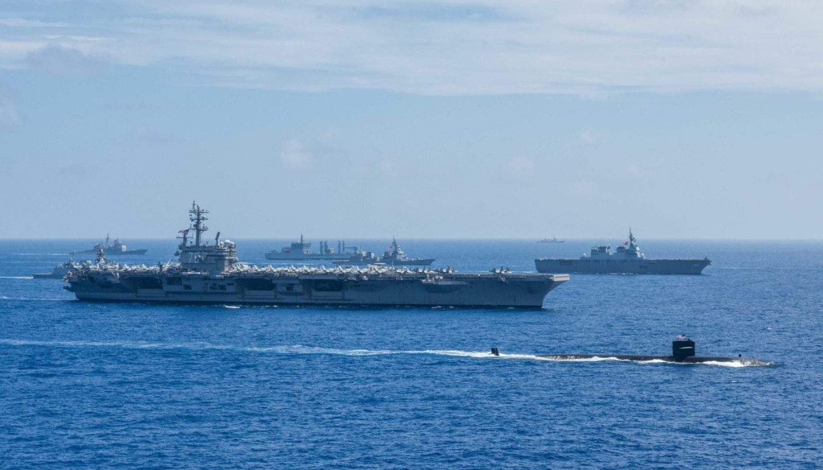 Președintele Statelor Unite, Donald Trump, a anunțat joi o mobilizare militară fără precedent în apropierea Iranului, avertizând că țara sa are o „flotă uriașă” îndreptată spre apele din zona Golfului și a Mării Oman