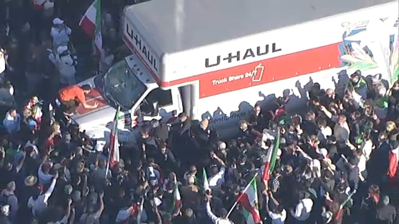 Haos în Westwood: Proteste și Violente Împotriva unui U-Haul Un protest inițial pașnic organizat în Westwood, Los Angeles, s-a transformat rapid într-un conflict violent, când un camion U-Haul a avansat spre sute de demonstranți adunați în fața clădirii federale
