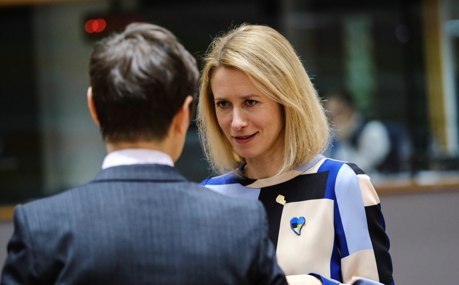 Oficial european aflându-se în vizită privată face declarații controversate despre momentul oportun pentru a începe să bei Un recent incident stârnește controverse în cercurile politice europene, după ce Kaja Kallas, șefa politicii externe a Uniunii Europene, a fost surprinsă făcând declarații fără precedent în cadrul unei întâlniri private cu liderii grupurilor politice din Parlamentul European