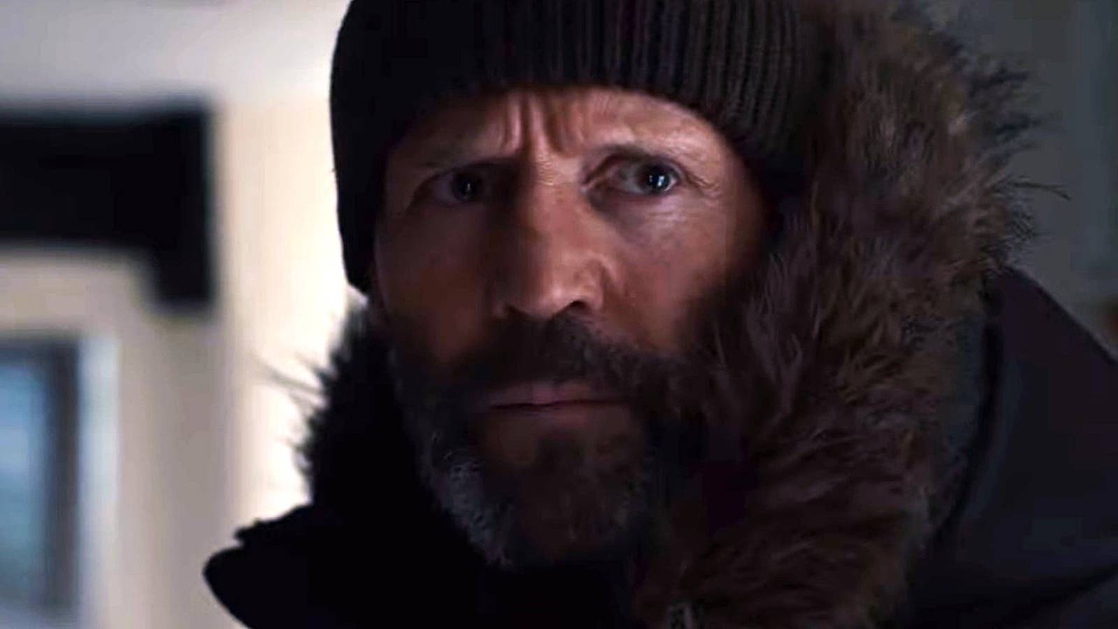 Jason Statham surprinde cu un nou look în thrillerul ‘Shelter’